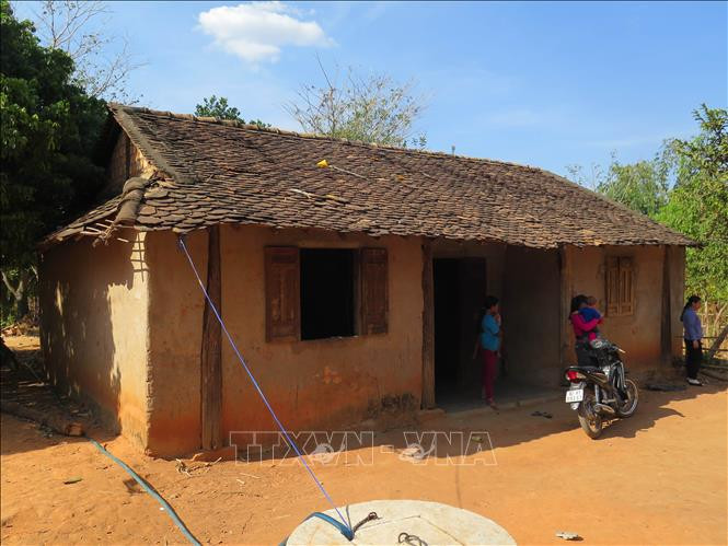 Căn nhà tuềnh toàng của chị Y Khai Hoang (sinh năm 1985, trú xã Đăk Rơ Wa, thành phố Kon Tum). Ảnh: Dư Toán – TTXVN. Nan giải bài toán sinh con thứ ba trở lên cao tại Kon Tum (Bài 2) ảnh 1