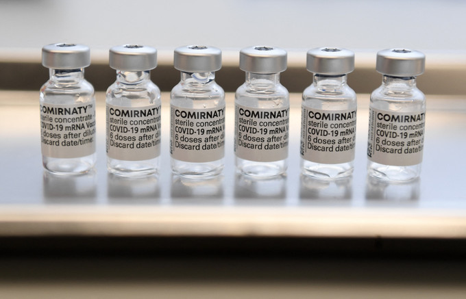 Vaccine phòng COVID-19 của Pfizer-BioNTech. Ảnh: AFP/TTXVN Dịch COVID-19: Ngày 28/5, số mắc COVID-19 giảm còn 341 ca ảnh 1