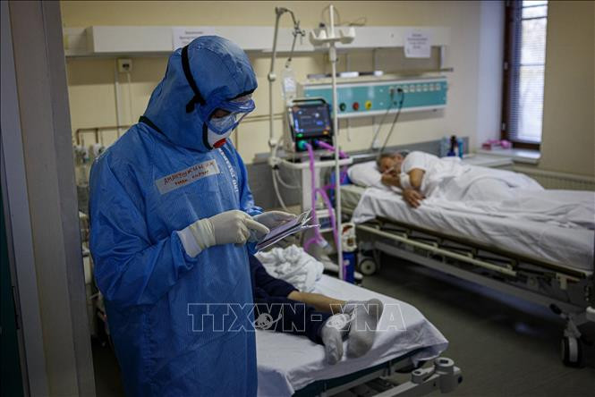 Điều trị cho bệnh nhân nhiễm COVID-19 tại bệnh viện ở Moskva, Nga. Ảnh: AFP/TTXVN Bề mặt phòng bệnh viện hầu như không có nguy cơ lây truyền virus SARS-CoV-2 ảnh 1
