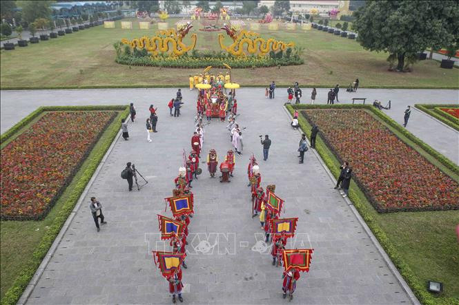Nghi lễ "Tân Sửu nghênh Xuân” 2021 tại Hoàng thành Thăng Long. Ảnh: TTXVN Tái hiện "Tiến lịch đón Xuân sang" tại Hoàng thành Thăng Long ảnh 1