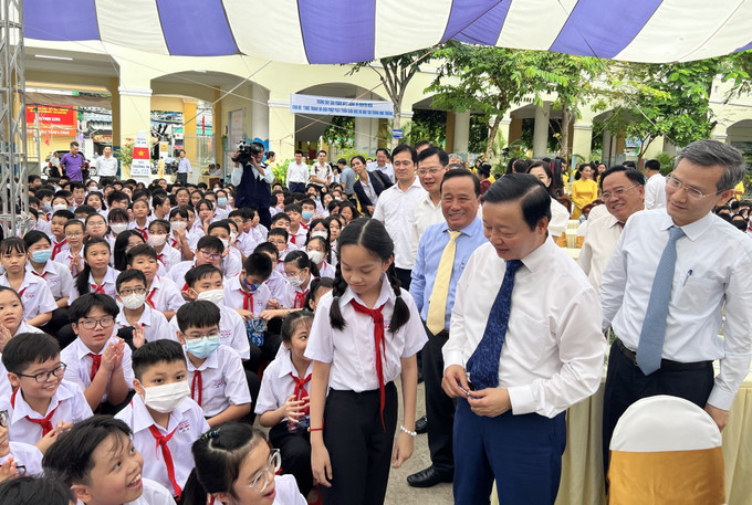Phó Thủ tướng Chính phủ Trần Hồng Hà nói chuyện với học sinh Trường THCS Đoàn Thị Điểm (quận Ninh Kiều, thành phố Cần Thơ) trong Lễ khai giảng năm học mới. Ảnh: Ánh Tuyết - TTXVN Phó Thủ tướng Trần Hồng Hà làm Chủ tịch Ủy ban Quốc gia về Trẻ em ảnh 1