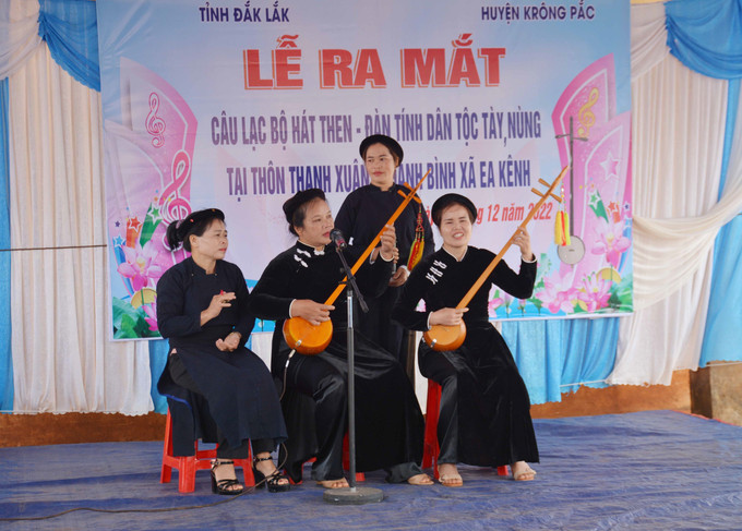 Câu lạc bộ hát Then - đàn Tính dân tộc Tày, Nùng biểu diễn các tiết mục đặc sắc, ấn tượng tại Lễ ra mắt. Ảnh: Hoài Thu – TTXVN. Bảo tồn, truyền dạy nghệ thuật hát Then - đàn Tính cho thế hệ trẻ ở Đắk Lắk ảnh 1