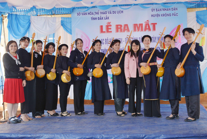 Sở Văn hoá, Thể thao và Du lịch tỉnh Đắk Lắk tặng 10 cây đàn Tính cho Câu lạc bộ. Ảnh: Hoài Thu – TTXVN. Bảo tồn, truyền dạy nghệ thuật hát Then - đàn Tính cho thế hệ trẻ ở Đắk Lắk ảnh 3