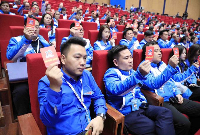 Các đại biểu biểu quyết tại đại hội. Ảnh: Minh Đức - TTXVN Khai mạc Đại hội Đoàn toàn quốc lần thứ XII ảnh 5