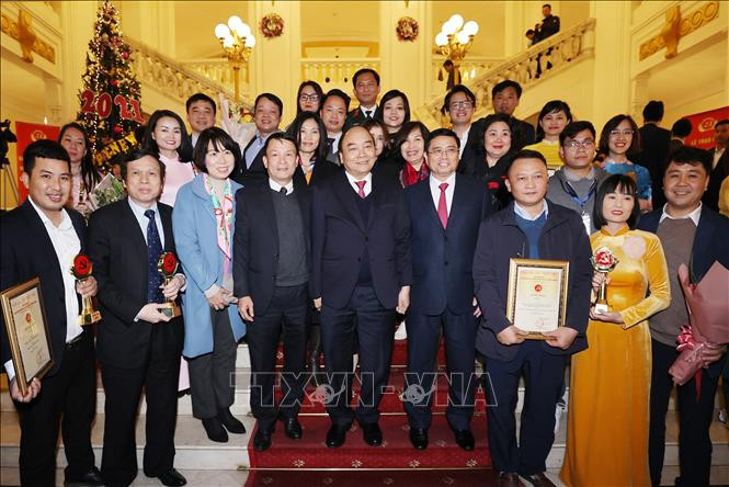 Thủ tướng Nguyễn Xuân Phúc, Trưởng Ban Tổ chức Trung ương Phạm Minh Chính với lãnh đạo Thông tấn xã Việt Nam và các tác giả của TTXVN đoạt Giải Búa liềm vàng lần thứ V- năm 2020. Ảnh: Trọng Đức - TTXVN Kỷ niệm 91 năm Ngày thành lập Đảng: Trao Giải báo chí toàn quốc về xây dựng Đảng lần thứ V - năm 2020 ảnh 4