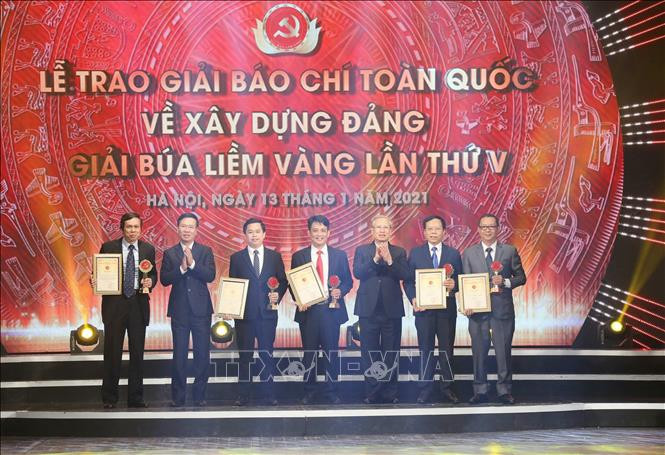 Thường trực Ban Bí thư Trần Quốc Vượng và Trưởng Ban Tuyên giáo Trung ương Võ Văn Thưởng trao Giải A cho các tác giả và nhóm tác giả. Ảnh: Phan Tuấn Anh - TTXVN Kỷ niệm 91 năm Ngày thành lập Đảng: Trao Giải báo chí toàn quốc về xây dựng Đảng lần thứ V - năm 2020 ảnh 2
