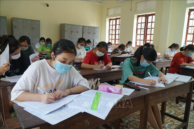 Học sinh trường Phổ thông Dân tộc nội trú tỉnh Nghệ An ôn tập chuẩn bị cho thi tốt nghiệp Trung học phổ thông năm 2021. Ảnh: Bích Huệ - TTXVN Đề xuất phương án xét tuyển sinh trong một lần, sau 2 đợt thi tốt nghiệp Trung học Phổ thông ảnh 1