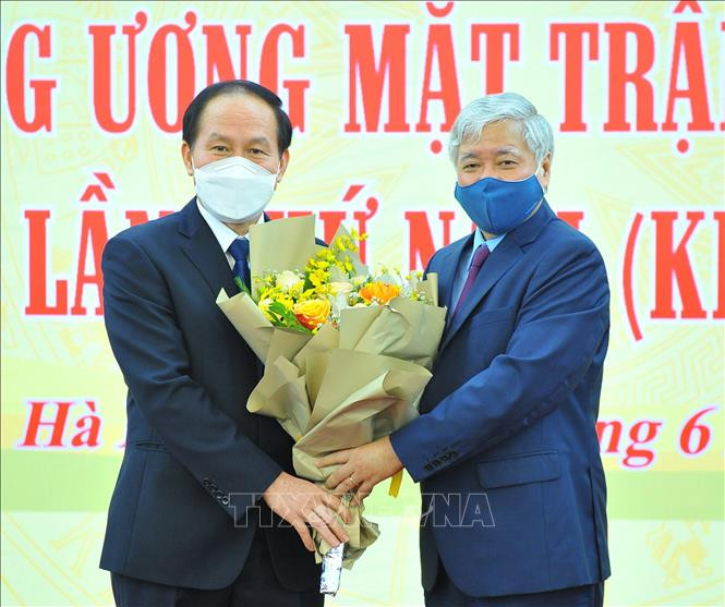 Chủ tịch Ủy ban Trung ương Mặt trận Tổ quốc Việt Nam Đỗ Văn Chiến tặng hoa chúc mừng Phó Chủ tịch, Tổng Thư ký UBTƯ MTTQ Việt Nam Lê Tiến Châu. Ảnh: Minh Đức – TTXVN Ông Lê Tiến Châu giữ chức Phó Chủ tịch - Tổng Thư ký Ủy ban Trung ương Mặt trận Tổ quốc Việt Nam ảnh 2