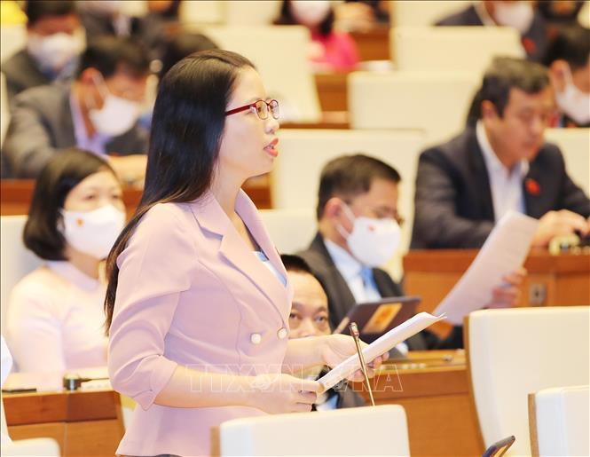 Đại biểu Quốc hội tỉnh Bắc Ninh Nguyễn Thị Hà phát biểu. Ảnh: Trọng Đức - TTXVN Kỳ họp thứ 2, Quốc hội khóa XV: Học trực tuyến không chỉ là giải pháp tình thế, cần được xác định là xu hướng tất yếu, lâu dài ảnh 1