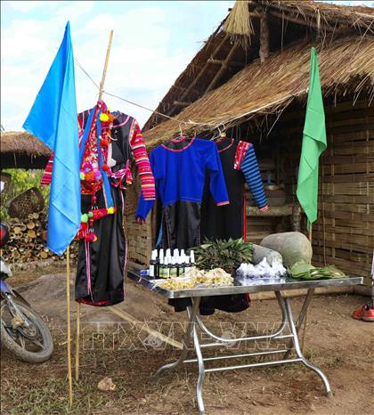 Trưng bày và giới thiệu các đồ dùng sinh hoạt, trang phục truyền thống, sản phẩm nông nghiệp của người Hà Nhì. Ảnh: Xuân Tư – TTXVN Vui Tết cổ truyền Hồ Sự Chà của dân tộc Hà Nhì nơi cực Tây của Tổ quốc ảnh 13
