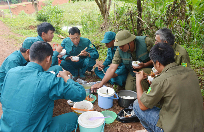 Tổ chốt chặn buôn Pứk Prông, xã Ea Ning, huyện Cư Kuin, tỉnh Đắk Lắk ăn cơm trưa do hội viên, phụ nữ nấu. Ảnh: Hoài Thu – TTXVN Để Tây Nguyên bình yên, phát triển (Bài 2) ảnh 4