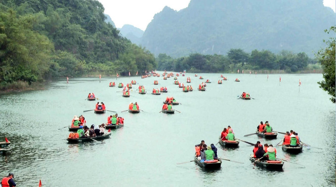 Du khách tham quan Khu Du lịch sinh thái Tràng An, tỉnh Ninh Bình. Ảnh: Thùy Dung - TTXVN Đưa quần thể Danh thắng Tràng An trở thành một trong những khu du lịch hấp dẫn Việt Nam và quốc tế ảnh 1