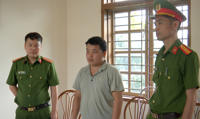 Cơ quan Cảnh sát điều tra, Công an huyện Thuận Châu, tỉnh Sơn La thực hiện các quyết định tố tụng đối với Sùng A Só. Ảnh: TTXVN Sơn La: Khởi tố, bắt tạm giam Trưởng bản tham ô tài sản ảnh 1
