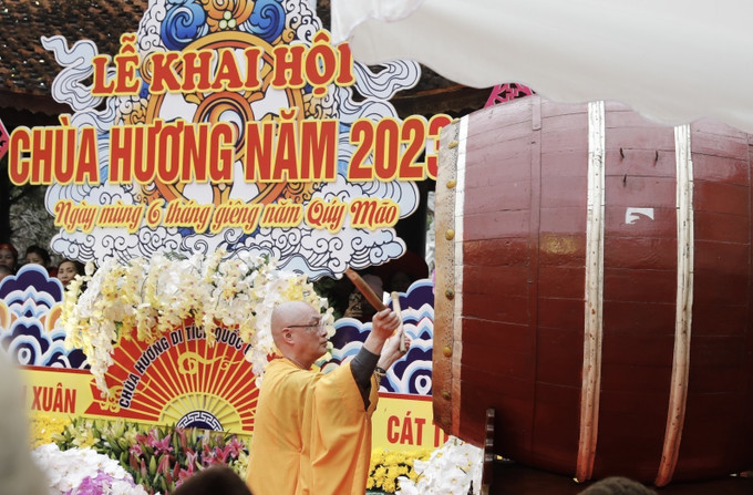 Trụ trì chùa Hương, Thượng toạ Thích Minh Hiền đánh trống khai hội. Ảnh: Trần Việt - TTXVN Tưng bừng khai hội chùa Hương ảnh 1