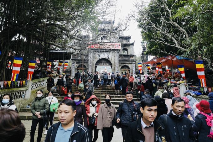 Đông đảo du khách thập phương tham dự lễ khai Hội chùa Hương. Ảnh: Trần Việt - TTXVN Tưng bừng khai hội chùa Hương ảnh 3