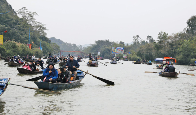 Du khách trảy hội trên dòng suối Yến. Ảnh: Trần Việt - TTXVN Tưng bừng khai hội chùa Hương ảnh 2