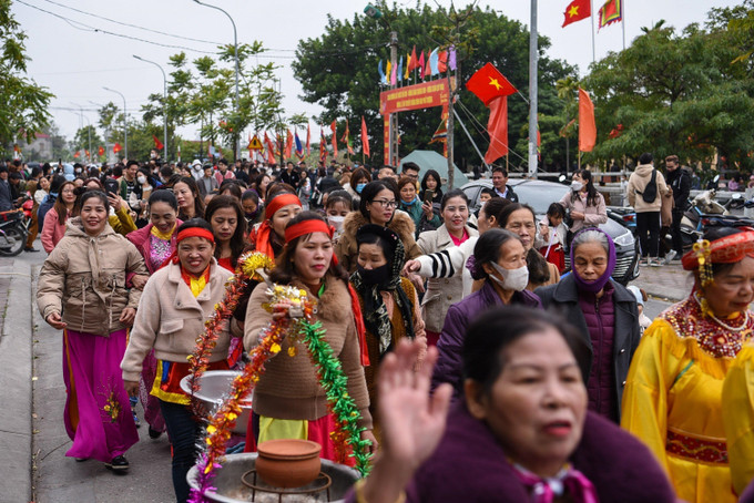 Đông đảo người dân tham gia đoàn rước trong lễ hội. Ảnh: Thanh Thương- TTXVN| Lễ hội truyền thống làng Ném Thượng, Bắc Ninh: Duy trì nghi thức truyền thống, bảo đảm nếp sống văn minh ảnh 1