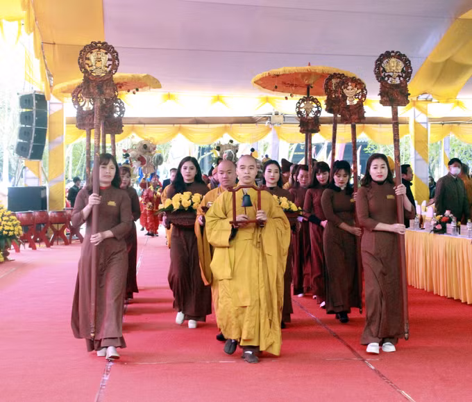 Ninh Bình: Hàng nghìn du khách tham dự lễ khai hội chùa Bái Đính ảnh 2