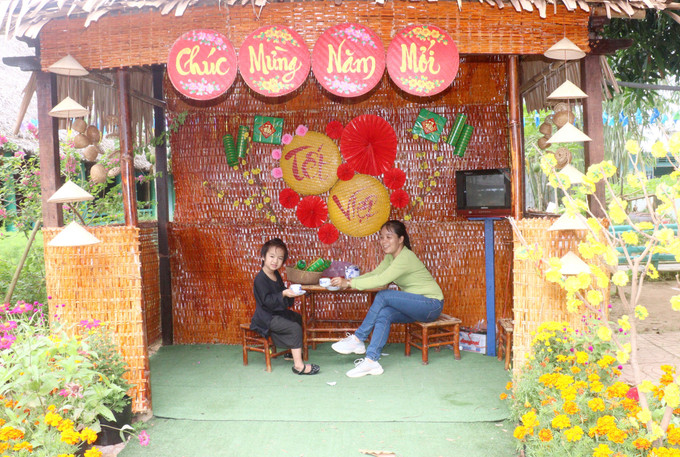 Du khách đến tham quan và vui chơi tại Khu du lịch Vinh Sang, xã An Bình, huyện Long Hồ, tỉnh Vĩnh Long. Ảnh: Lê Thúy Hằng - TTXVN Vĩnh Long: Các cơ sở du lịch tạo không gian xanh, thu hút du khách đến trải nghiệm ảnh 2