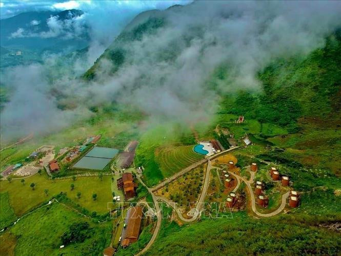 Khu nghĩ dưỡng thuộc Công ty CP đầu tư và Phát triển du lịch H’MONG VILLAGE, tọa lạc tại khu Tráng Kìm, xã Đồng Hà, huyện Quản Bạ, tỉnh Hà Giang. Ảnh: Nguyễn Chiến-TTXVN Khu nghỉ dưỡng với các ngôi nhà hình Quẩy Tấu xác lập kỷ lục Việt Nam ảnh 1