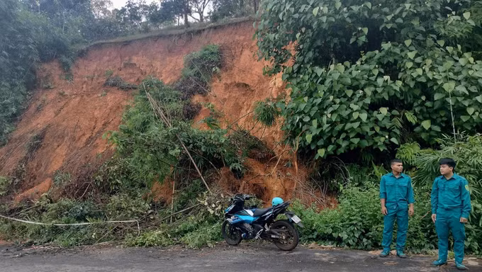 Khẩn trương đảm bảo an toàn tuyến ĐT 755B bị sạt lở nghiêm trọng ảnh 1