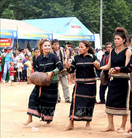 Một tiết mục tại Liên hoan cồng chiêng năm 2020. Ảnh: Quang Thái- TTXVN Hội đua thuyền độc mộc trên dòng Pô Cô ảnh 4
