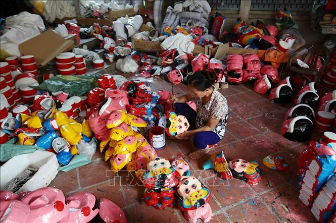 Mặt nạ được các nghệ nhân sơn thủ công tỉ mỉ. Ảnh: Phạm Kiên - TTXVN Đồ chơi Trung thu của Việt Nam được ưa chuộng ảnh 2