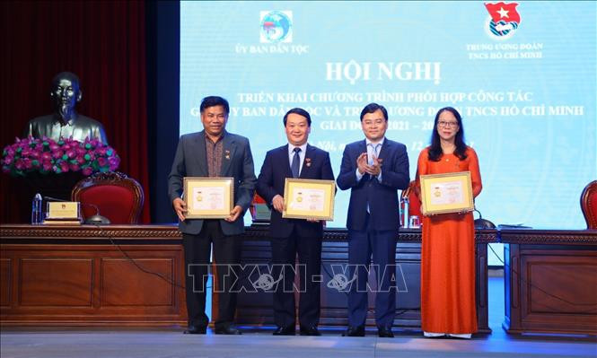 Bí thư thứ nhất Trung ương Đoàn TNCS Hồ Chí Minh Nguyễn Anh Tuấn trao Kỷ niệm chương "Vì thế hệ trẻ" cho tập thể Lãnh đạo Ủy ban Dân tộc. Ảnh: Văn Điệp - TTXVN Tạo điều kiện hỗ trợ thanh niên dân tộc thiểu số khởi sự kinh doanh ảnh 2