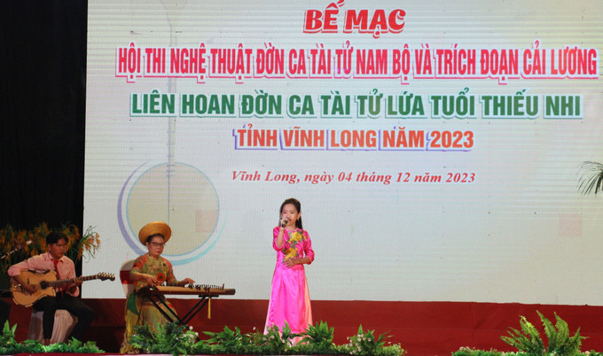 Tiết mục trình diễn trong đêm bế mạc. Ảnh: Lê Thúy Hằng - TTXVN Vĩnh Long: Định hướng phát triển hoạt động Đờn ca tài tử, cải lương cho thế hệ trẻ ảnh 1