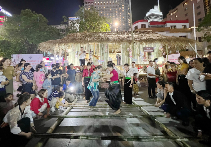 Nhảy sạp thu hút nhiều du khách tham gia, hưởng ứng. Ảnh: Thu Hương - TTXVN Khai mạc Tuần lễ Văn hóa - Du lịch Điện Biên và các tỉnh Tây Bắc tại Thành phố Hồ Chí Minh ảnh 4