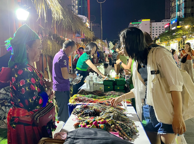 Du khách tham quan gian hàng sản phẩm thủ công của tỉnh Điện Biên. Ảnh: Thu Hương - TTXVN Khai mạc Tuần lễ Văn hóa - Du lịch Điện Biên và các tỉnh Tây Bắc tại Thành phố Hồ Chí Minh ảnh 1