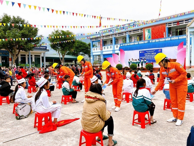 Điện lực huyện Tân Uyên, Lai Châu, tuyên truyền cho các em học sinh sử dụng điện an toàn, tiết kiệm. Ảnh: TTXVN Điện lực Lai Châu hướng về đồng bào vùng cao ảnh 3