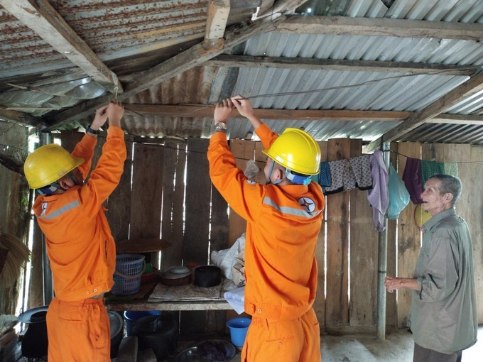 Điện lực huyện Mường Tè, Lai Châu sửa chữa điện miễn phí cho người nghèo. Ảnh: TTXVN Điện lực Lai Châu hướng về đồng bào vùng cao ảnh 1