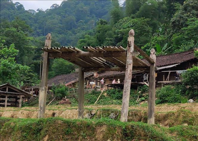 Người dân Hoài Khao vẫn giữ được những sàn gỗ dựng giữa đồng dùng làm nơi thực hiện nghi lễ cấp sắc cho những công dân mới trưởng thành. Ảnh: Quốc Đạt - TTXVN Xóm Hoài Khao – nơi bảo tồn môi trường sinh thái, văn hóa cổ truyền của người Dao Tiền ở Cao Bằng ảnh 4
