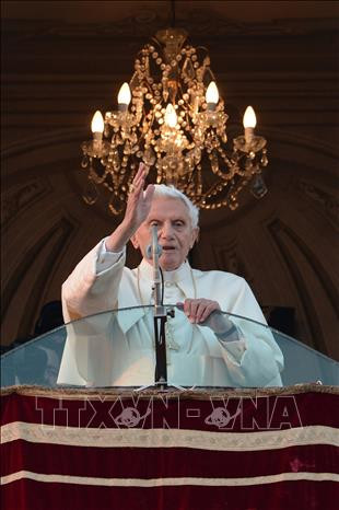 Giáo hoàng Benedict XVI làm dấu chúc phúc tại Castel Gandolfo, ngoại ô Rome, Italy ngày 28/2/2013. Ảnh: AFP/TTXVN Giáo hoàng danh dự Benedict XVI trở thành giáo hoàng cao tuổi nhất trong lịch sử ảnh 1