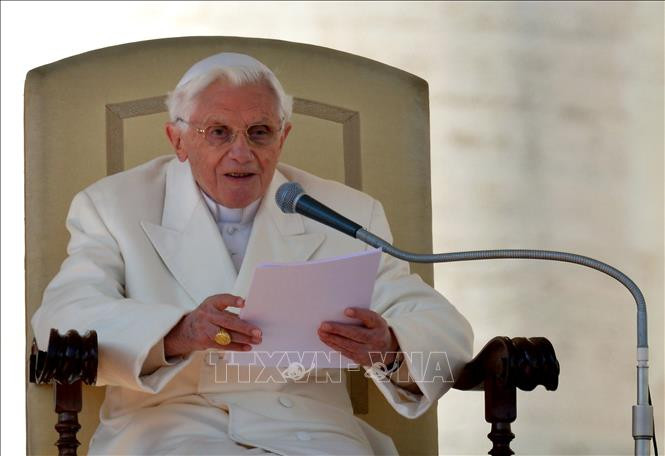 Giáo hoàng Benedict XVI thuyết giáo trên quảng trường St Peter ở Vatican ngày 27/2/2013. Ảnh: AFP/TTXVN Giáo hoàng danh dự Benedict XVI trở thành giáo hoàng cao tuổi nhất trong lịch sử ảnh 2