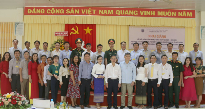Các đại biểu, giảng viên, học viên chụp ảnh lưu niệm tại lễ khai giảng. Ảnh: Phúc Sơn - TTXVN Bồi dưỡng tiếng Khmer cho cán bộ được tuyển chọn ảnh 2