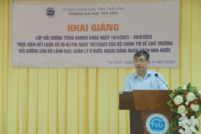 Ông Trần Trung Vinh, Phó Cục trưởng Cục Đào tạo, bồi dưỡng cán bộ, Ban Tổ chức Trung ương, phát biểu tại lễ khai giảng. Ảnh: Phúc Sơn - TTXVN Bồi dưỡng tiếng Khmer cho cán bộ được tuyển chọn ảnh 1