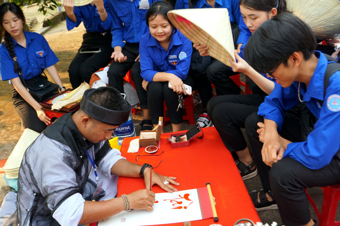 Viết tặng chữ (thư pháp) tại Hội làng Lộc Yên lần thứ 2 - 2023. Ảnh: Trịnh Bang Nhiệm – TTXVN Đánh thức làng cổ Lộc Yên ảnh 2