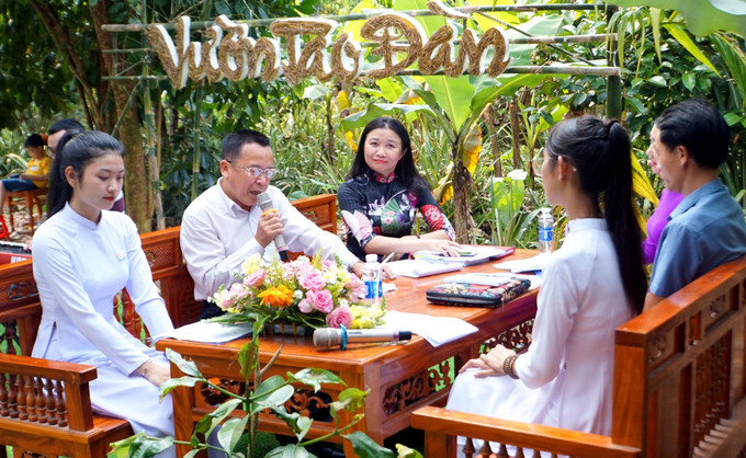 Vườn tao đàn (ngâm thơ, bình thơ) tại Hội làng Lộc Yên lần thứ 2 - 2023. Ảnh: Trịnh Bang Nhiệm – TTXVN Đánh thức làng cổ Lộc Yên ảnh 3