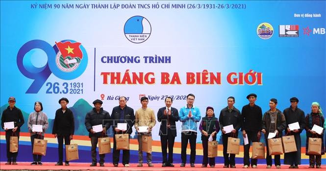 Phó Chủ tịch UBND tỉnh Hà Giang Trần Đức Quý và lãnh đạo Trung ương Hội Liên hiệp Thanh niên Việt Nam trao tặng quà cho các hộ nghèo huyện Mèo Vạc. Ảnh: TTXVN Nhiều hoạt động thiết thực đến với đồng bào dân tộc thiểu số trong dịp “Tháng ba biên giới” ảnh 1