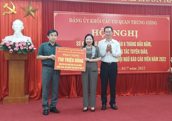 Đồng chí Nguyễn Quang Trường (trái), Phó Bí thư Đảng ủy Khối các cơ quan Trung ương, tặng kinh phí xây nhà cho các hộ nghèo. Ảnh: Trịnh Duy Hưng - TTXVN Đảng ủy Khối các cơ quan Trung ương: Nâng cao chất lượng, hiệu quả công tác tuyên truyền miệng trong tình hình mới ảnh 2