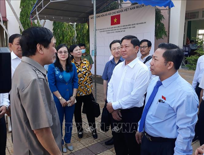 Đoàn kiểm tra, giám sát công tác chuẩn bị bầu cử tại khu vực bỏ phiếu số 01, UBND phường Mỹ Hải, thành phố Phan Rang – Tháp Chàm. Ảnh: Nguyễn Thành – TTXVN Kiểm tra công tác chuẩn bị cho bầu cử ở Ninh Thuận ảnh 4