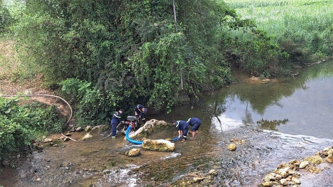 Lực lượng Cảnh sát phòng cháy, chữa cháy và cứu nạn, cứu hộ - Công an tỉnh Cao Bằng thực hiện vận chuyển nước cho 4 xã Cải Viên, Tổng Cọt, Nội Thôn, Lũng Nặm. Ảnh: TTXVN Cao Bằng: Khắc phục hạn hán thiếu nước sinh hoạt, sản xuất tại vùng Lục khu ảnh 3