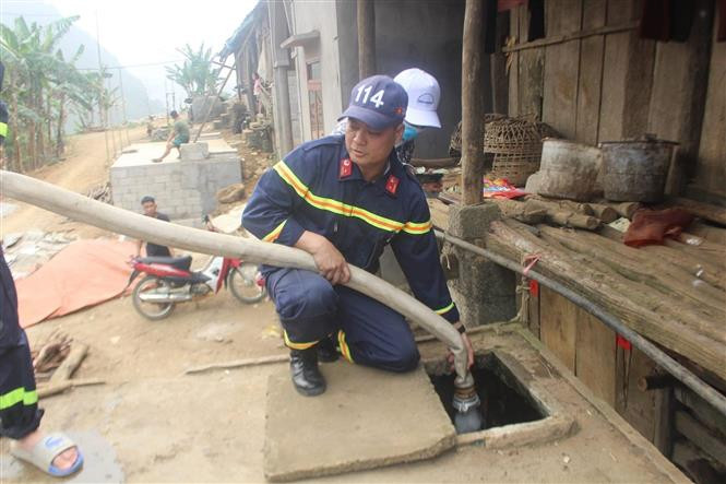 Lực lượng Cảnh sát phòng cháy, chữa cháy và cứu nạn, cứu hộ - Công an tỉnh Cao Bằng thực hiện vận chuyển nước cho 4 xã Cải Viên, Tổng Cọt, Nội Thôn, Lũng Nặm. Ảnh: TTXVN Cao Bằng: Khắc phục hạn hán thiếu nước sinh hoạt, sản xuất tại vùng Lục khu ảnh 4