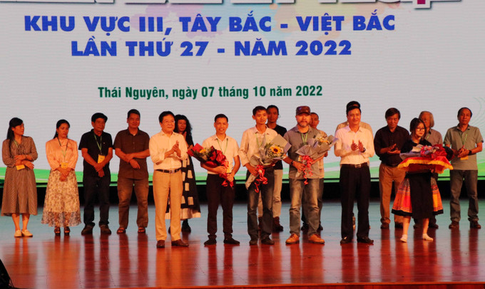 Ban tổ chức trao giải cho các nghệ sĩ đạt giải tại Triển lãm. Ảnh: Quân Trang-TTXVN Phản ánh sinh động đời sống, kinh tế-xã hội khu vực Tây Bắc - Việt Bắc qua ảnh ảnh 2