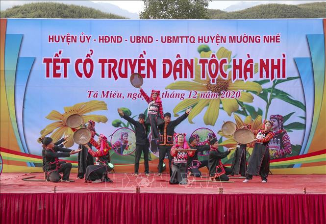 Tiết mục văn nghệ mang đậm bản sắc văn hóa dân tộc Hà Nhì tại lễ hội. Ảnh: Xuân Tư – TTXVN Vui Tết cổ truyền Hồ Sự Chà của dân tộc Hà Nhì nơi cực Tây của Tổ quốc ảnh 14