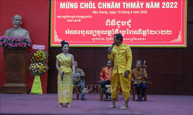 Tiết mục văn nghệ truyền thống của đồng bào Khmer tại buổi Họp mặt. Ảnh: Hồng Thái - TTXVN Hậu Giang tập trung thực hiện tốt các chủ trương, chính sách về công tác dân tộc ảnh 3