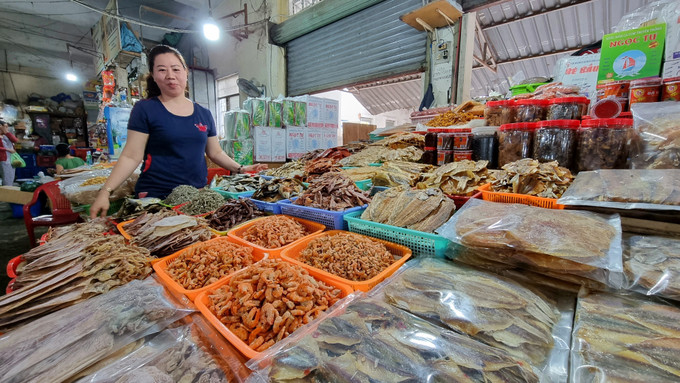 Các mặt hàng hải sản khô được bán tại chợ Phan Rang, tỉnh Ninh Thuận. Ảnh: Nguyễn Thành – TTXVN Ninh Thuận: Phong phú hàng hải sản khô cung ứng cho Tết ảnh 2