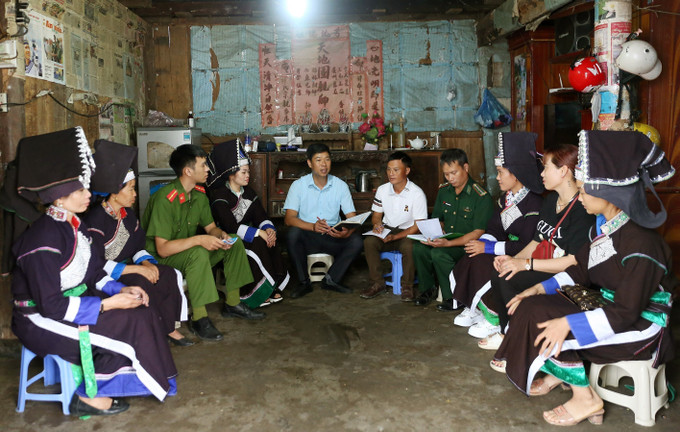 Đảng viên là người dân tộc thiểu số Pa Dí xuống tận thôn bản tuyên truyền về Nghị quyết số 10 của Tỉnh uỷ về phát triển kinh tế cho đồng bào dân tộc thiểu số. Ảnh: Quốc Khánh - TTXVN “Cây hai ngàn lá” xanh tươi nơi biên ải Mường Khương ảnh 4